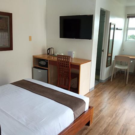 Bluewaves Westcliff Villa Balabag  Экстерьер фото