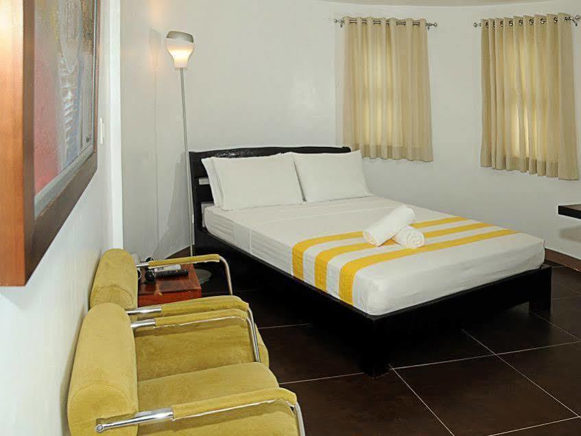 Bluewaves Westcliff Villa Balabag  Экстерьер фото
